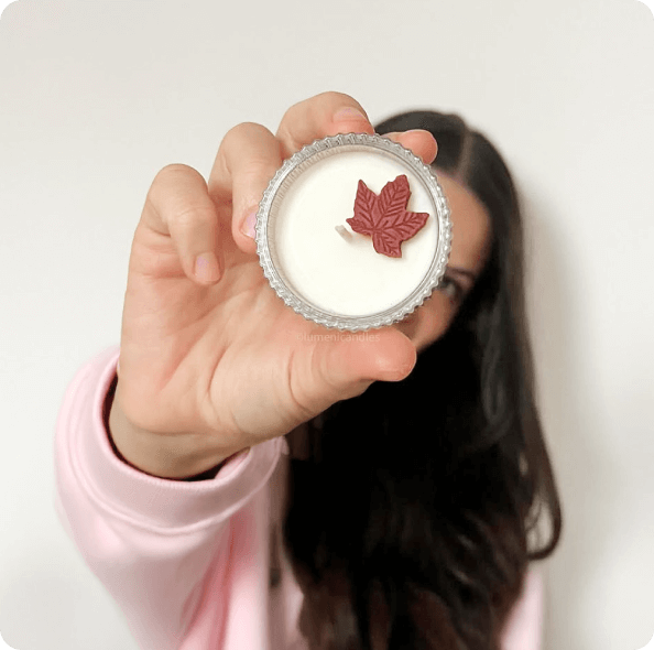 Ninetta a kezében kis őszi mécses