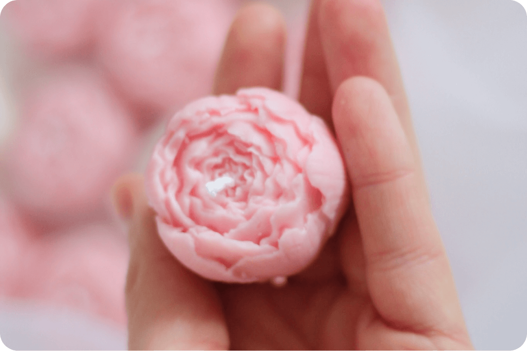 labda rózsa alakú rózsaszín gyertya kézben