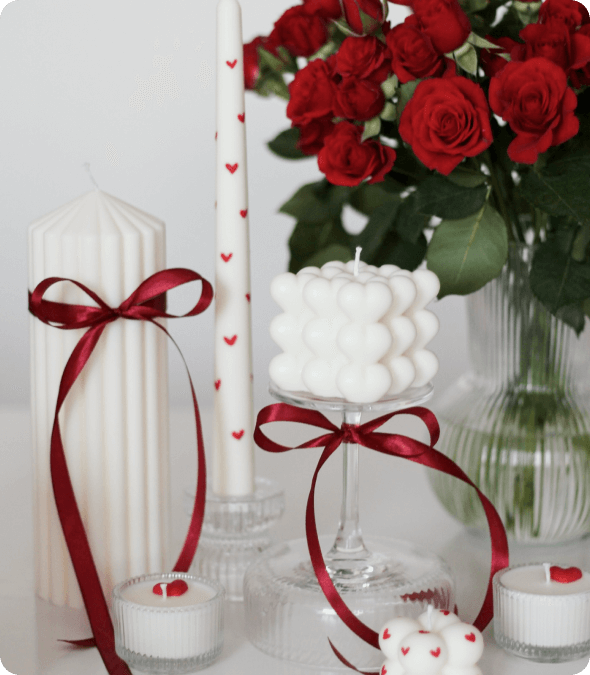 három megyertya különböző formákban masnikkal és az egyik kis piros szívekkel