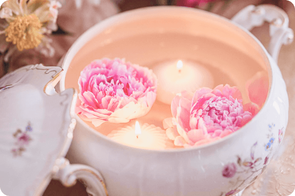 úszógyertyák edényben labda rózsák mellett