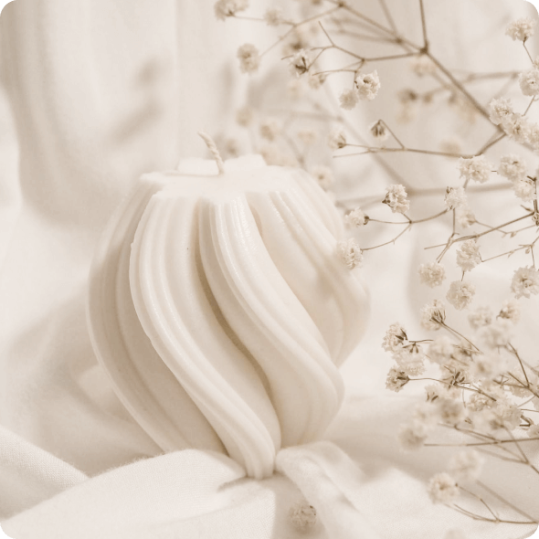 csavart elegáns gyertya fehér virágok között