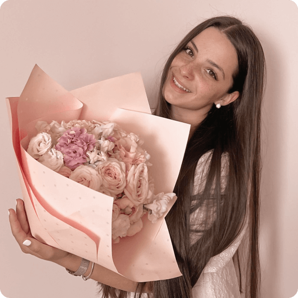 Ninetta csokorral a kezében pink árnyalatok között